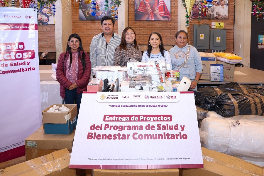 Entrega Irma Bolaños equipamiento del proyecto Diseño y Confección de Blancos a grupo comunitario de San José Ayuquila