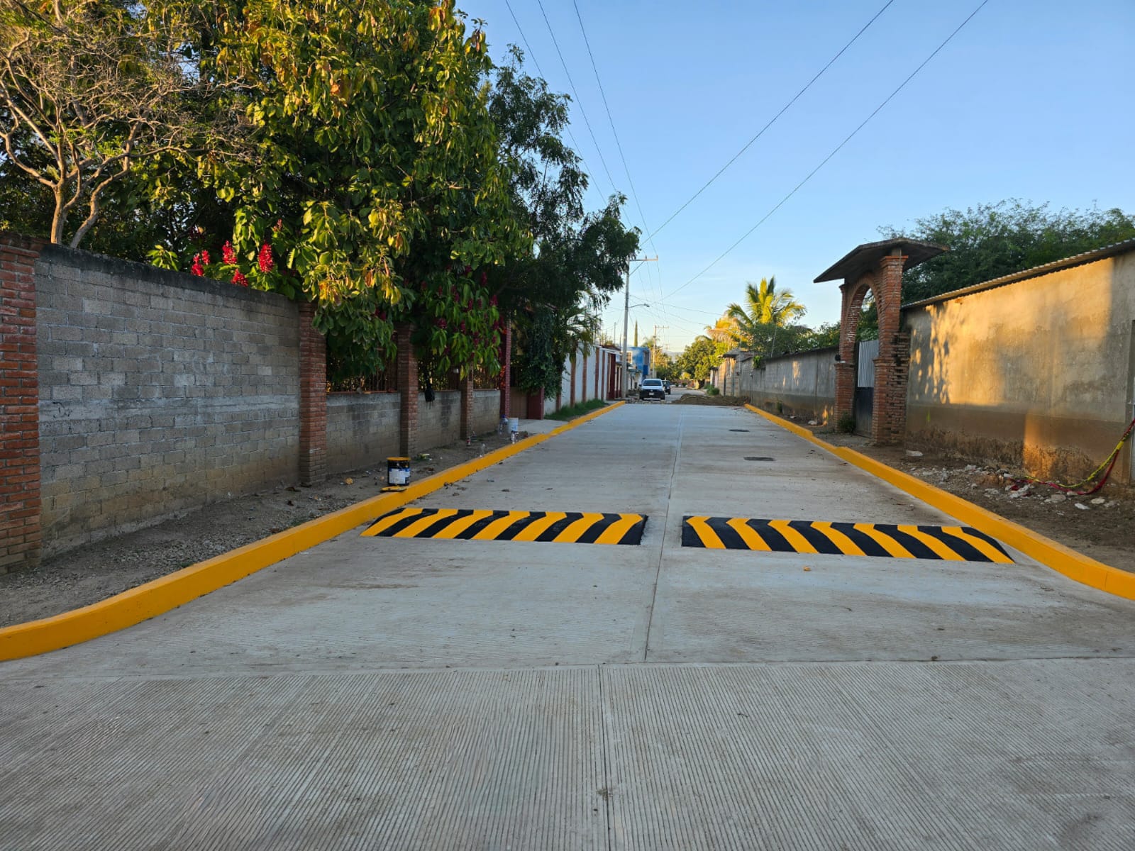 Pavimenta Gobierno de Oaxaca calle en beneficio de familias de Reyes Mantecón