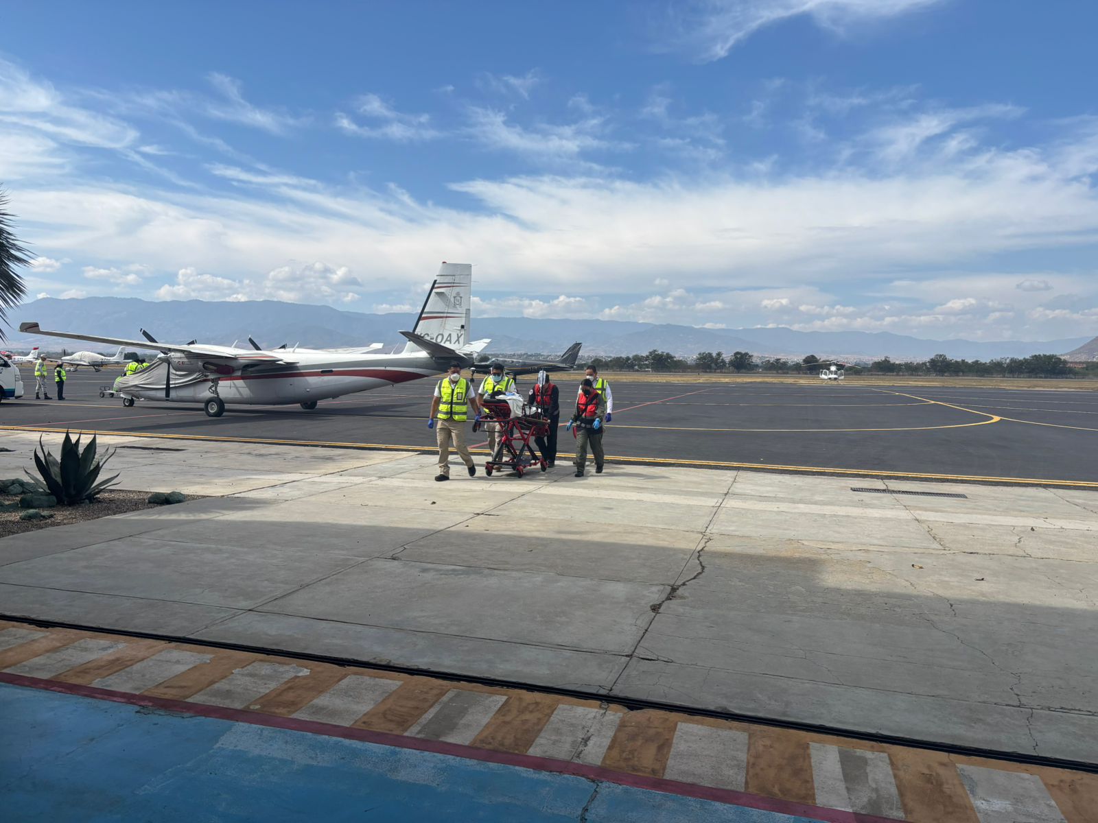 Con traslado aéreo, Gobierno de Oaxaca garantiza atención especializada a mujer embarazada