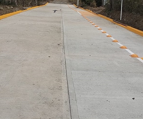 Pavimenta SIC vía de acceso a la Telesecundaria de San Mateo Yucutindoo