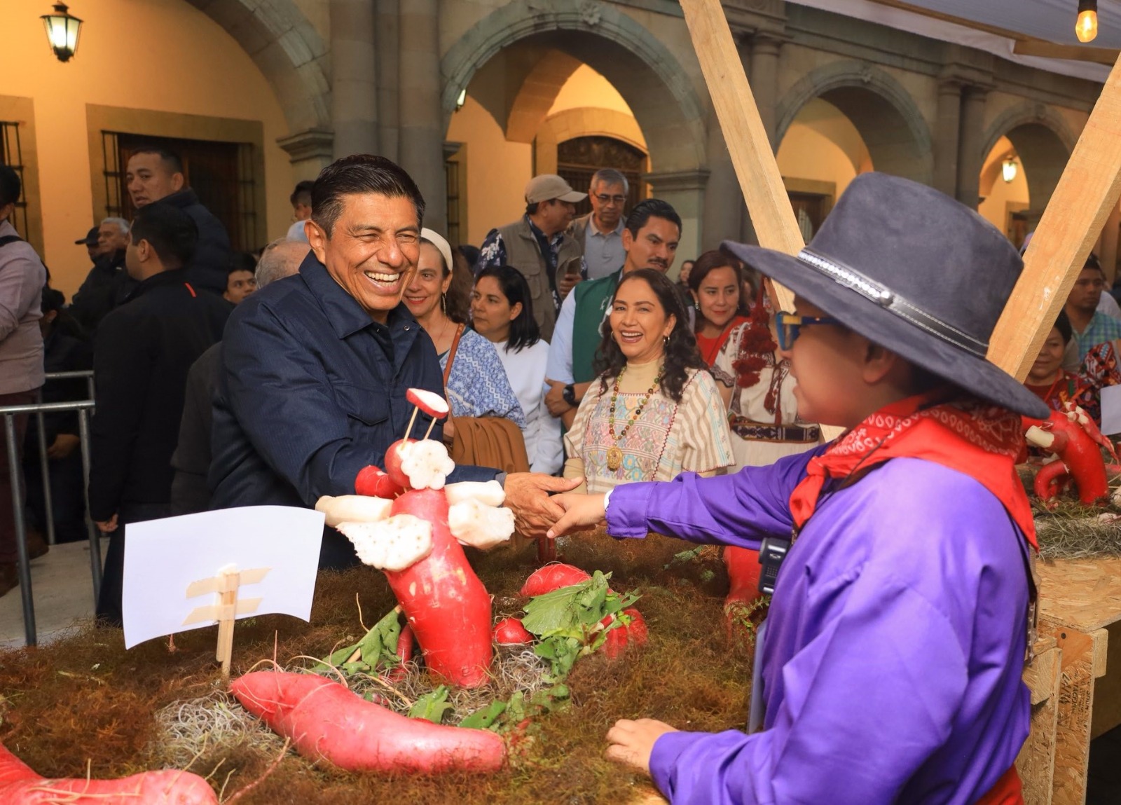 Creatividad y orgullo oaxaqueño brillan en la edición 128 de la Noche de Rábanos