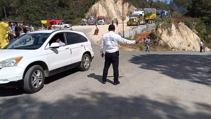 Refuerza Policía Vial Estatal seguridad de personas peregrinas rumbo al Santuario de la Virgen de Juquila