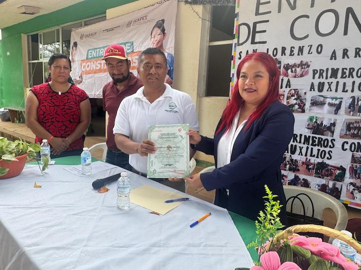 Entrega Icapet constancias de capacitación a estudiantes del IEBO en San Juan Lalana
