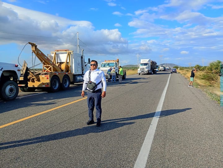 Atiende Bomberos de Oaxaca volcadura de tráiler en tramo La Venta- La Ventosa