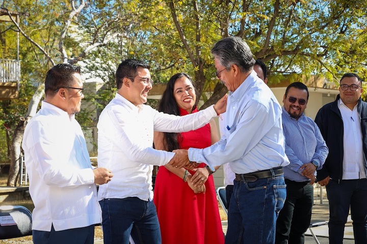 Entrega Gobierno de Oaxaca parque vehicular nuevo a las 11 Escuelas Normales del estado