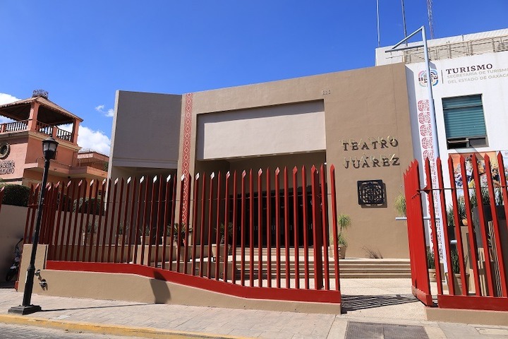 Entrega Salomón Jara trabajos de mantenimiento y rehabilitación del Teatro Juárez que dignifican este recinto cultural
