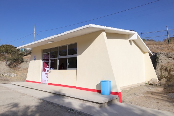 Entrega SIC aula en el Cobao de Nazareno Etla del programa Construyendo Juntos mi Obra Primavera