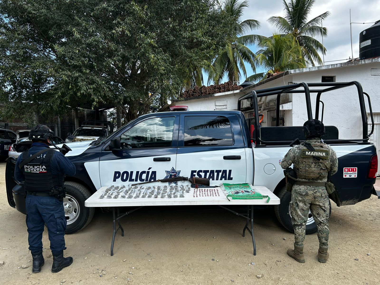 Aseguran SSPC y Semar 160 bolsas de presuntas drogas y un arma de fuego en Santiago Jamiltepec