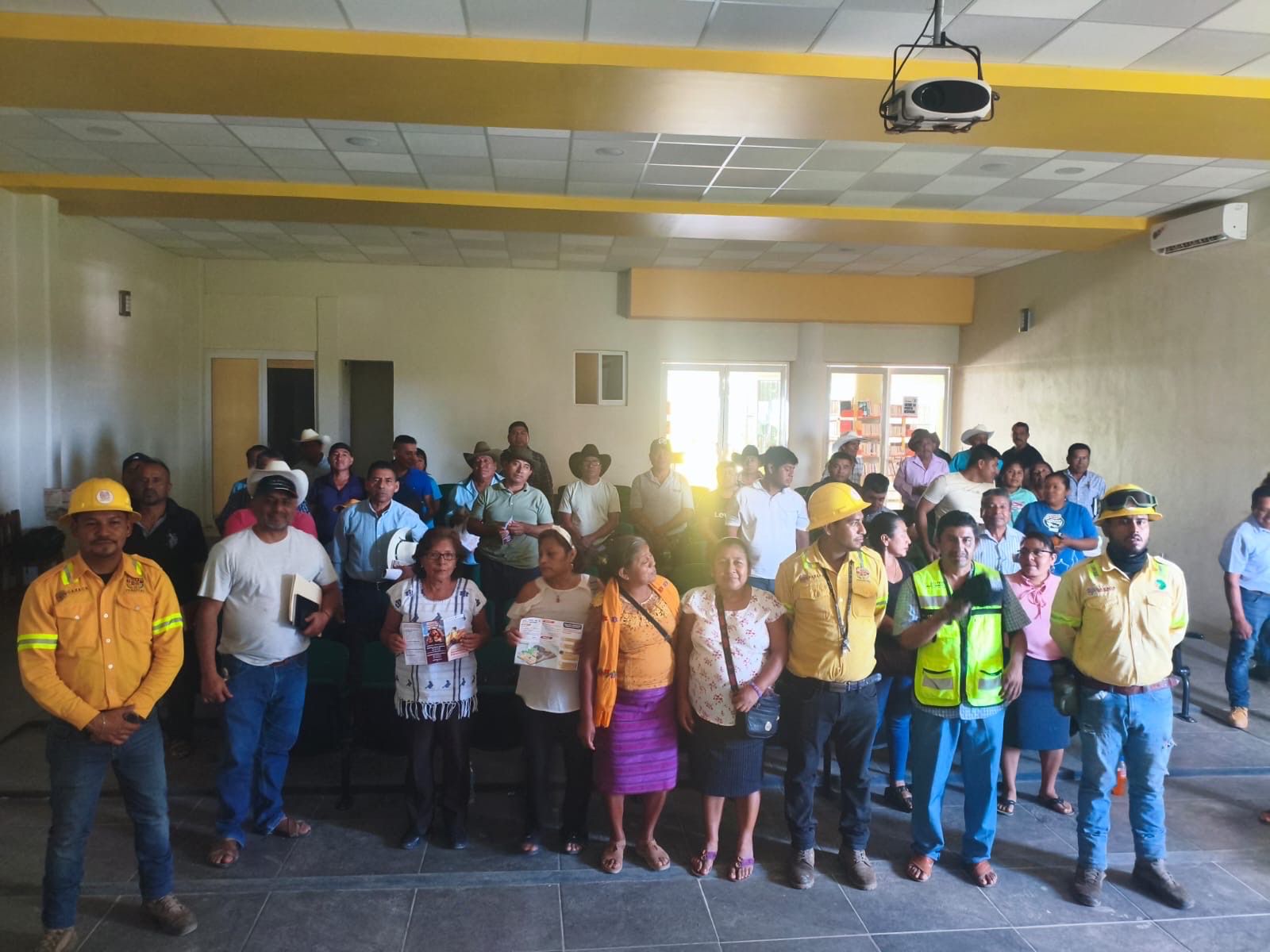 Capacita Coesfo a autoridades y policía municipal de San Pedro Jicayán para prevenir incendios forestales