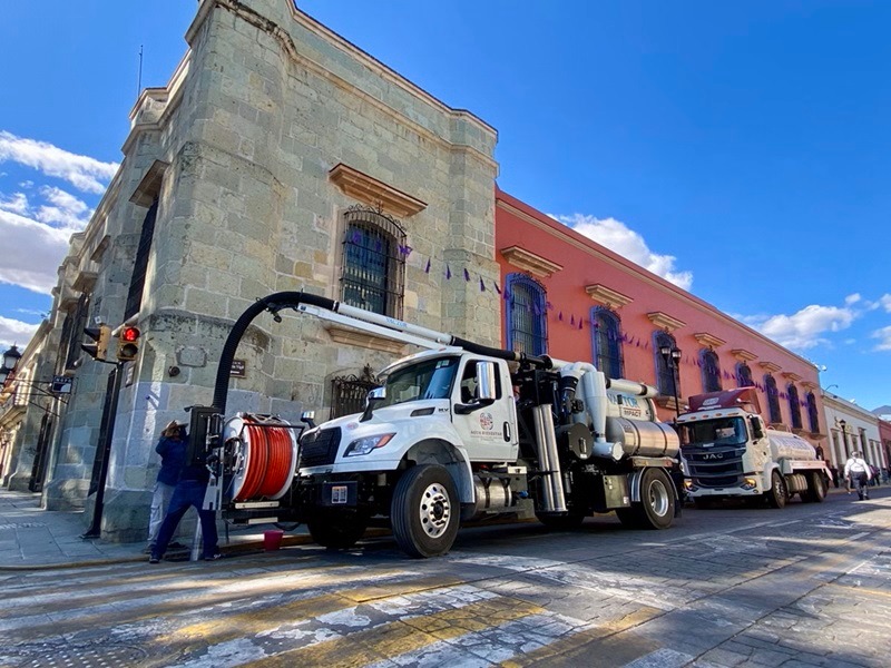 Realiza Ceabien limpieza y desazolve en la red de drenaje sanitario del Centro Histórico de Oaxaca