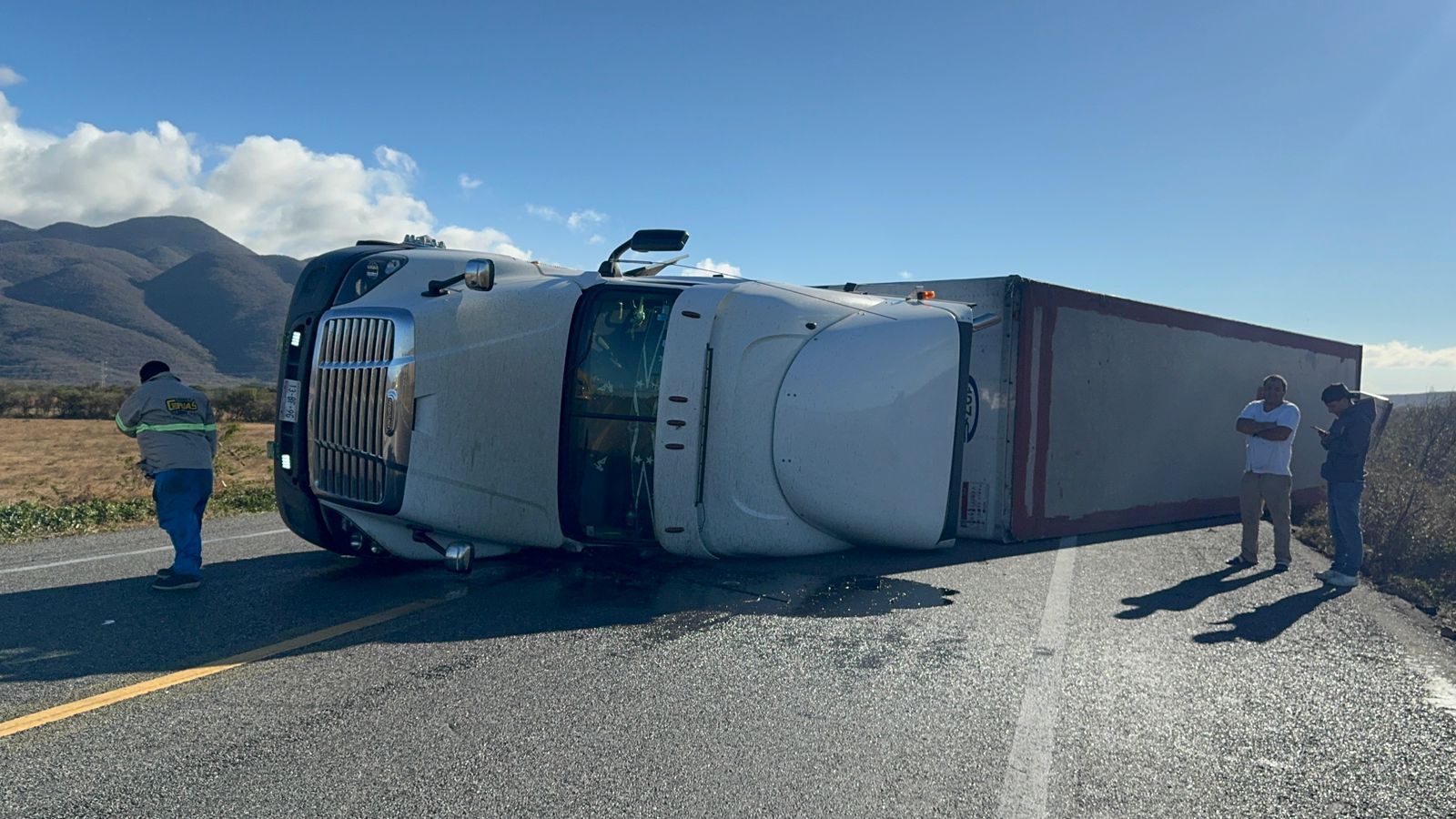Evento de norte provoca volcaduras en la autopista 190 del Istmo; Protección Civil exhorta a extremar precauciones