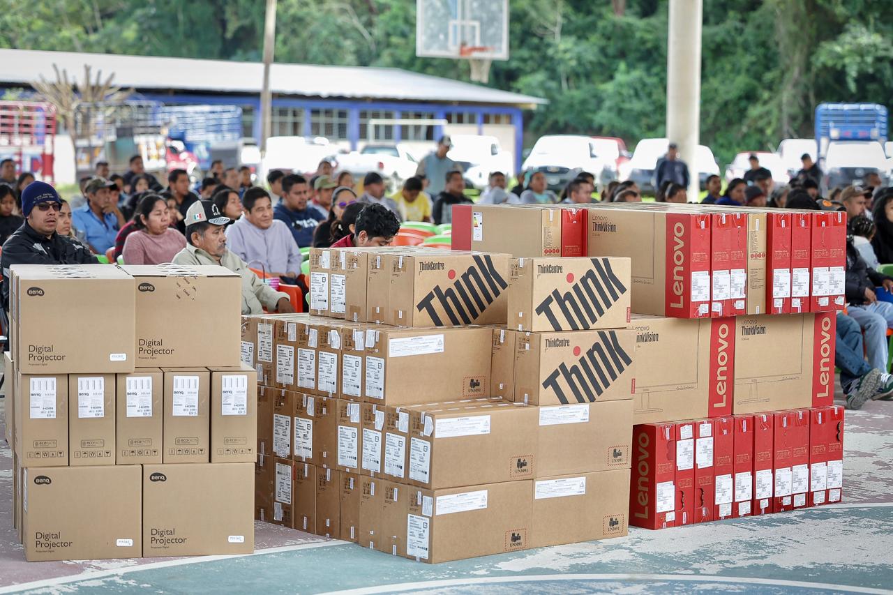 Entrega IEEPO equipo tecnológico a 360 escuelas del Istmo de Tehuantepec y Sierra de Juárez