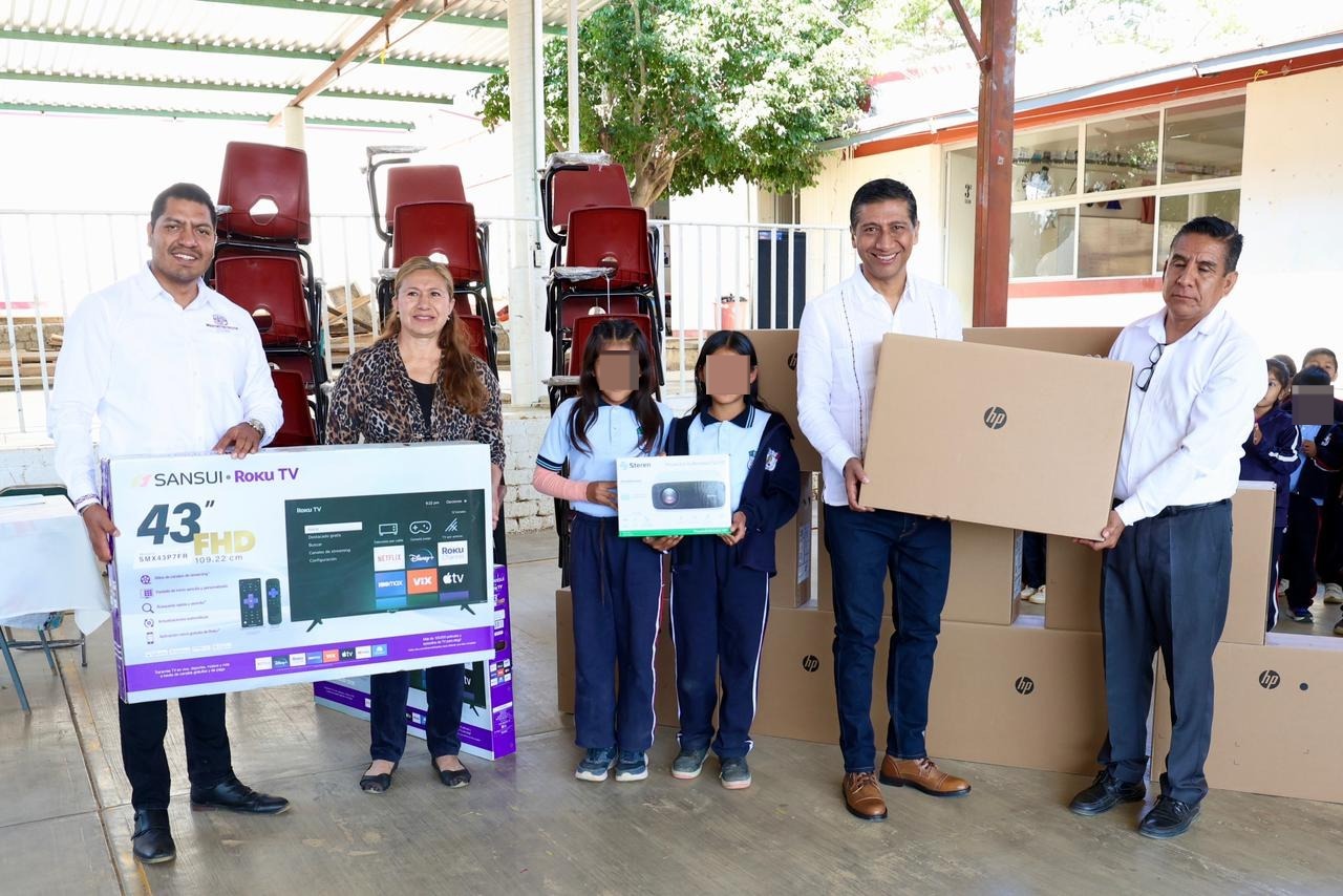 Entrega Iocied equipamiento tecnológico y mobiliario a Primaria Benito Juárez de Cuilápam de Guerrero