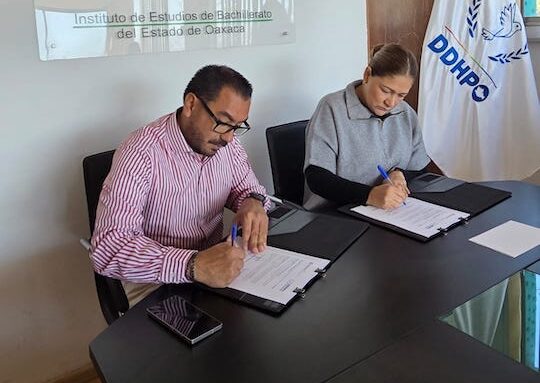 Firman IEBO y DDHPO convenio a favor de los derechos humanos en el ámbito educativo