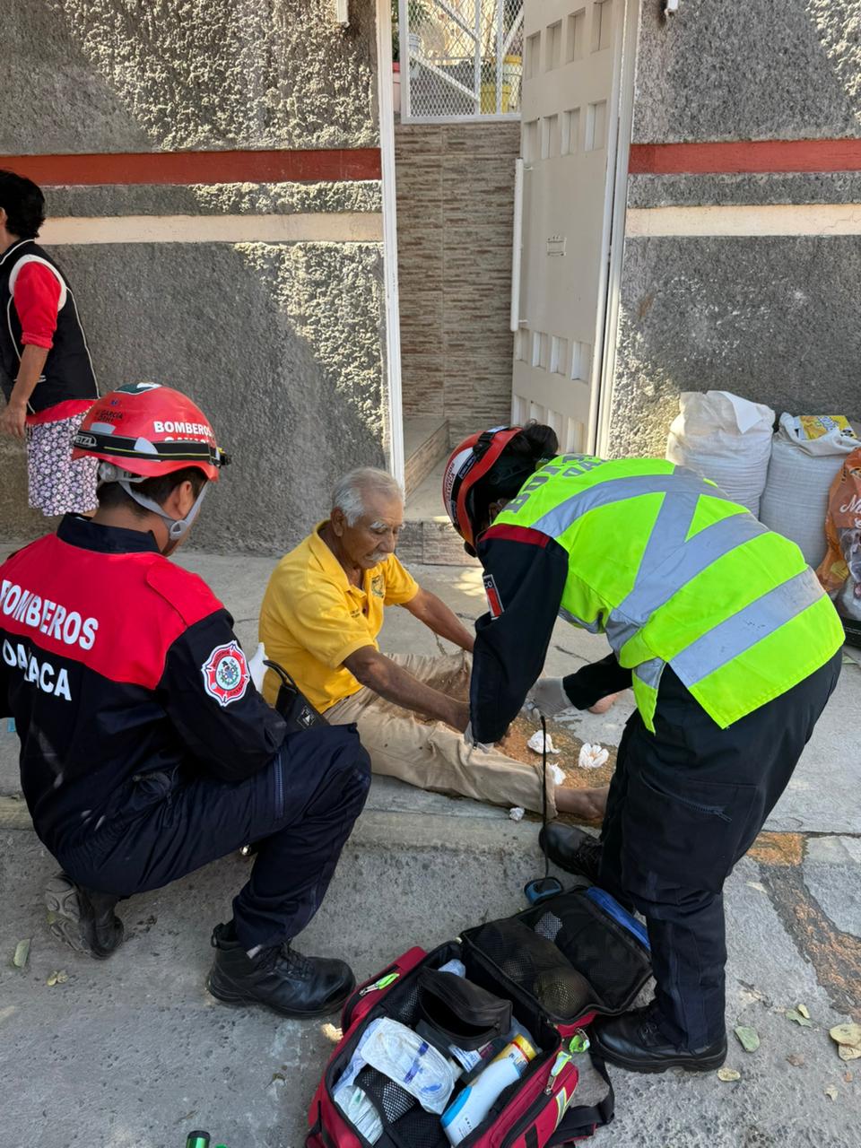 Rescata HCBO a masculino desmayado al interior de una cisterna en San Martín Mexicapam