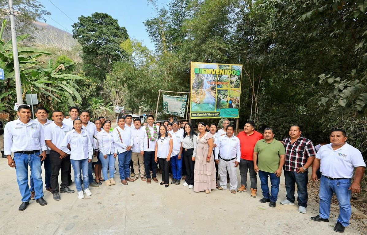 Supervisa Salomón Jara pavimentación de la carretera San Miguel del Puerto–Santa María Xadani que potencia este destino turístico ecológico
