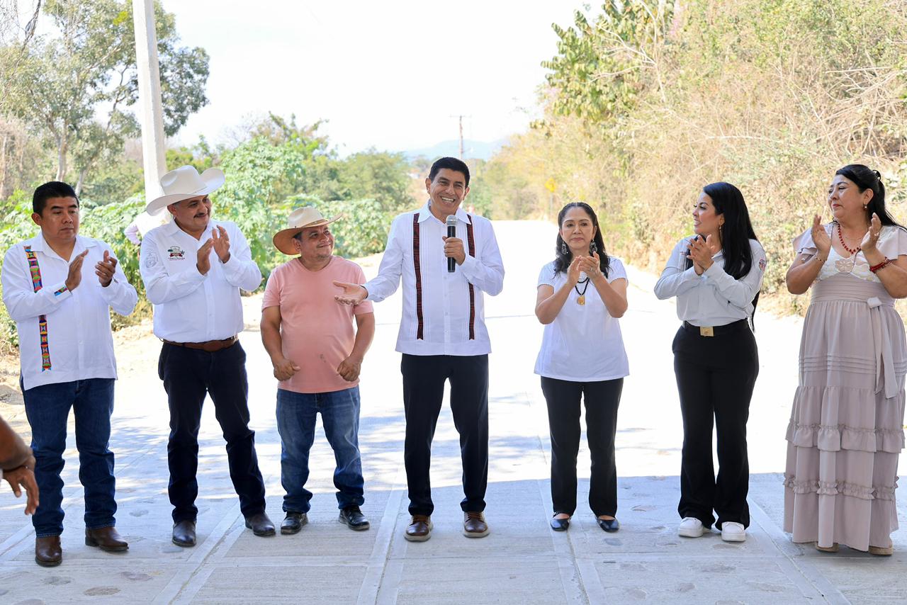 Inaugura Salomón Jara pavimentación del primer tramo de la carretera que comunica a Xonene Pochutla