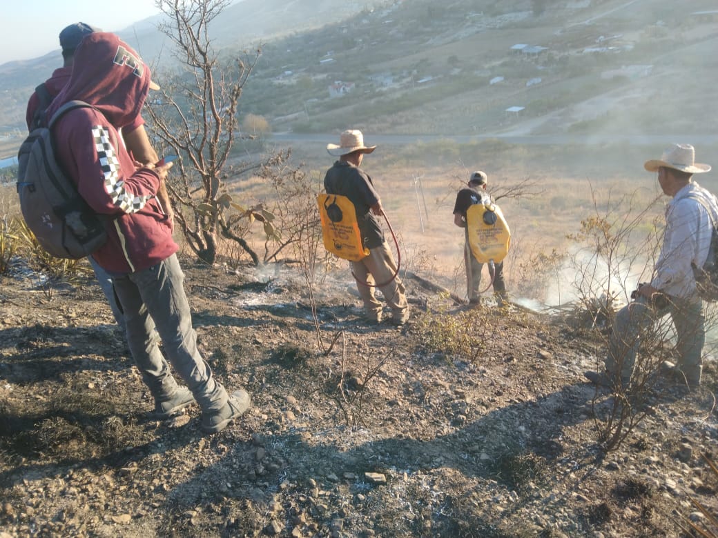 Controla Coesfo incendio de pastizales en Santiago Suchilquitongo