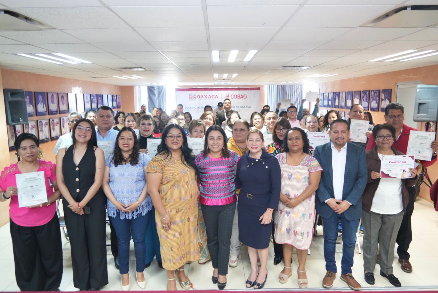 Entrega Icapet constancias a personal administrativo de los planteles del Cobao
