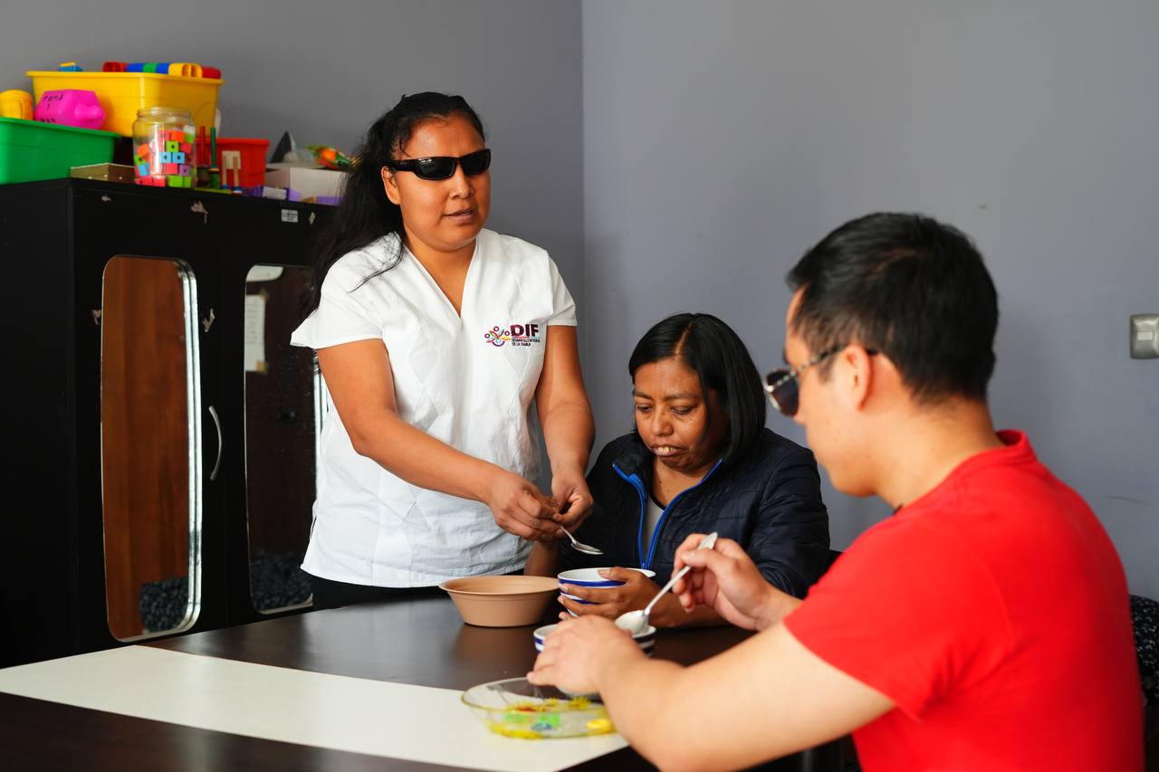 Ofrece DIF Oaxaca servicios gratuitos de rehabilitación y talleres a personas con discapacidad visual