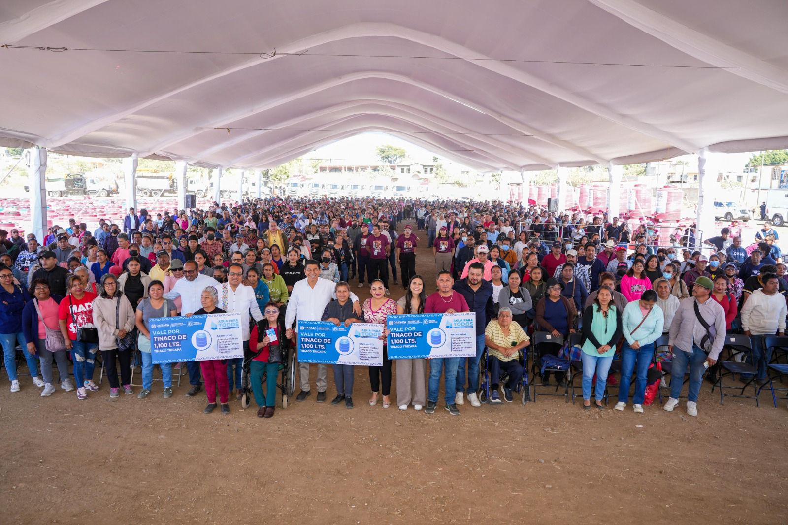 Con la entrega mil 210 tinacos, Salomón Jara garantiza acceso al agua potable a familias de Oaxaca de Juárez ante temporada de estiaje
