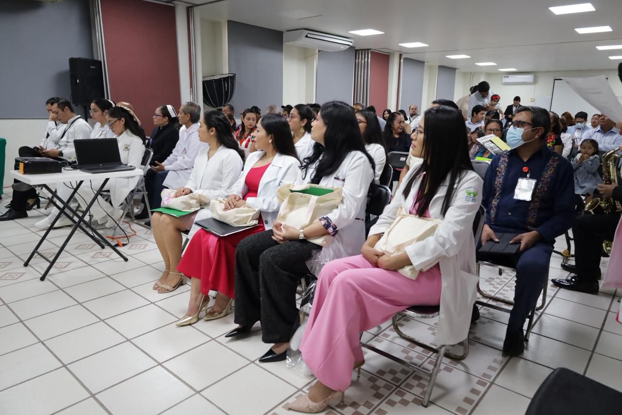 Reconoce SSO a 6 mujeres especialistas graduadas en la sexta generación de pediatras del Hospital de la Niñez Oaxaqueña