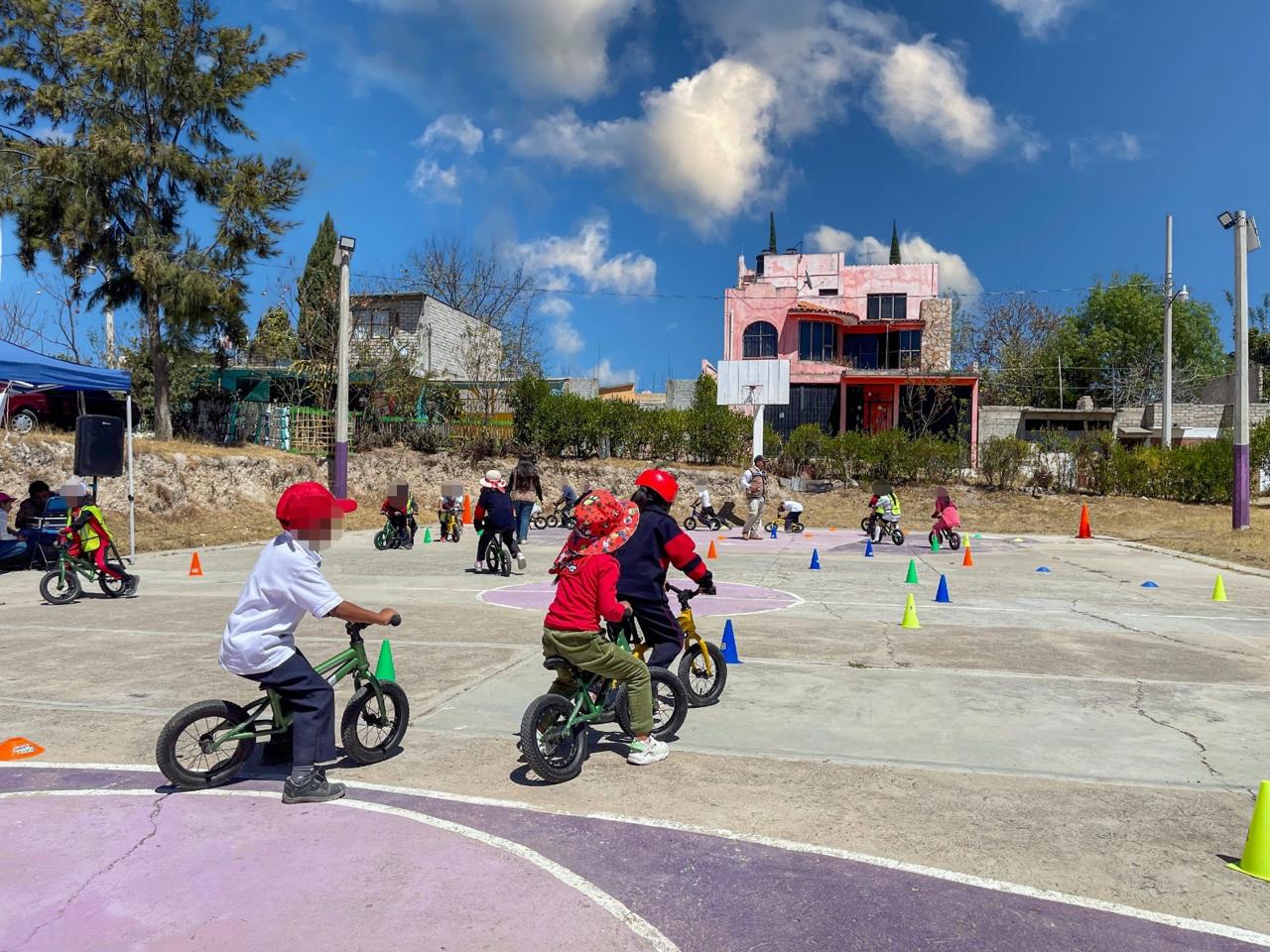 Niñas y niños de Nochixtlán participan en Taller Bici Balance impartido por Semovi