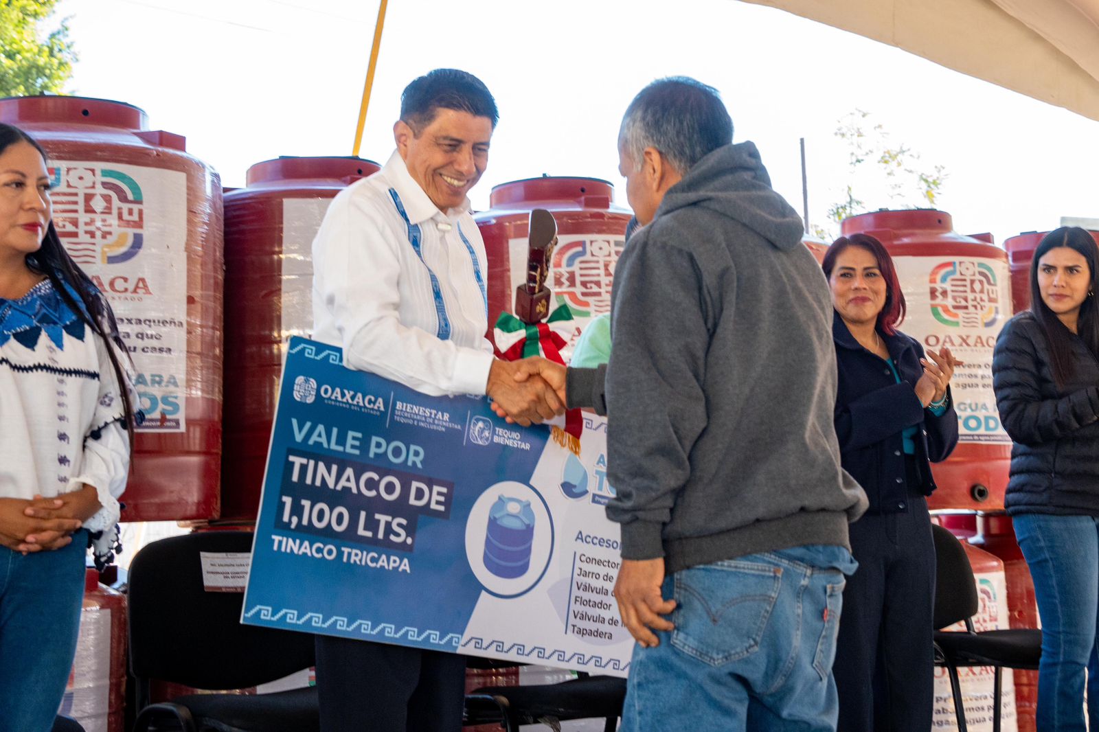 De cara al estiaje, entrega Salomón Jara mil 100 tinacos para garantizar el agua en Xoxocotlán