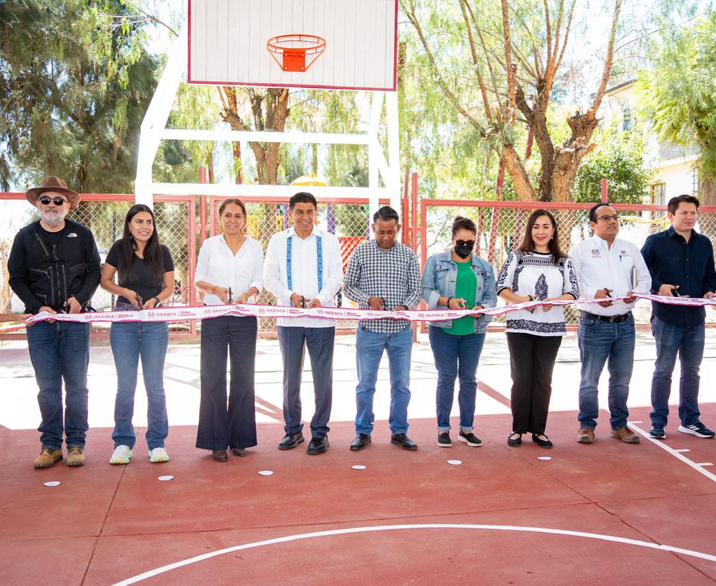 Con entrega de techado, Salomón Jara promueve actividades deportivas y culturales en la agencia Donají