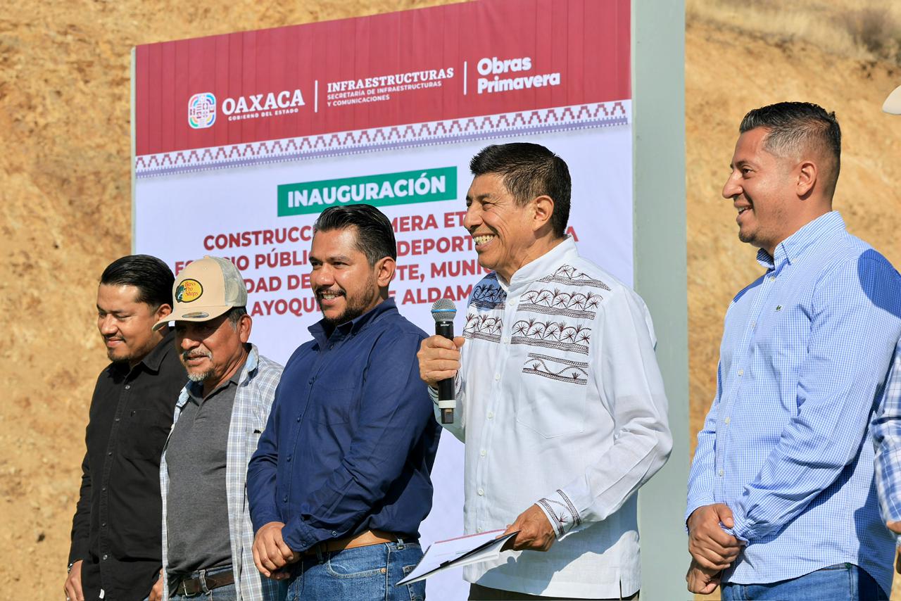 Salomón Jara cumple y entrega primera etapa del Multideportivo de Ayoquezco de Aldama