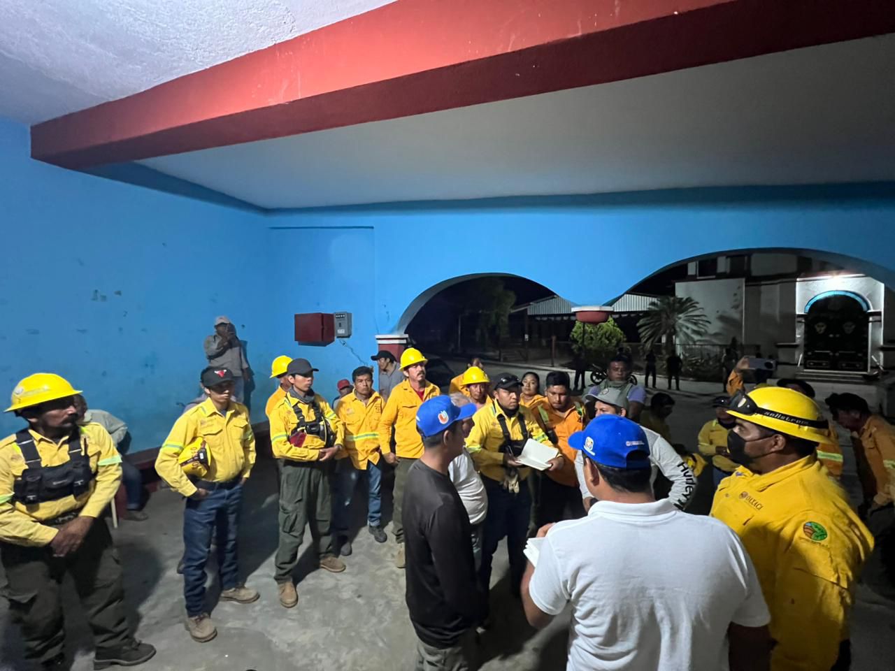 Continúa Coesfo acciones para liquidar incendio forestal de Santa María Xadani, San Miguel del Puerto