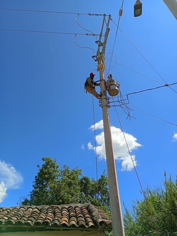 Amplía Gobierno del Estado red de energía eléctrica en Santa María Tiltepec a favor de más de 200 habitantes
