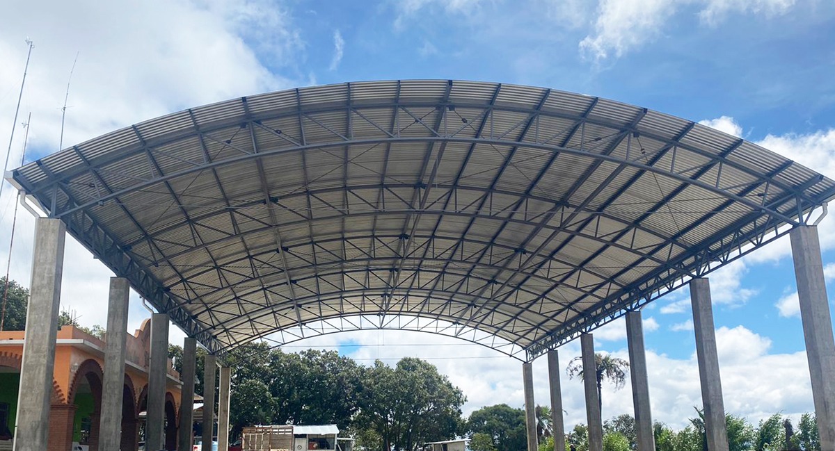 Gobierno del Estado construye techado en la explanada de Santa Cruz Mitlatongo, en la Mixteca