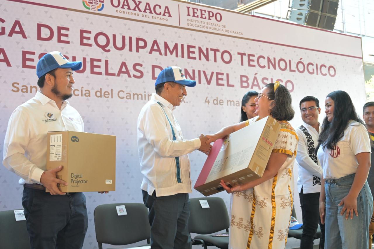 Equipa Salomón Jara con tecnología a 262 escuelas de Oaxaca de Juárez