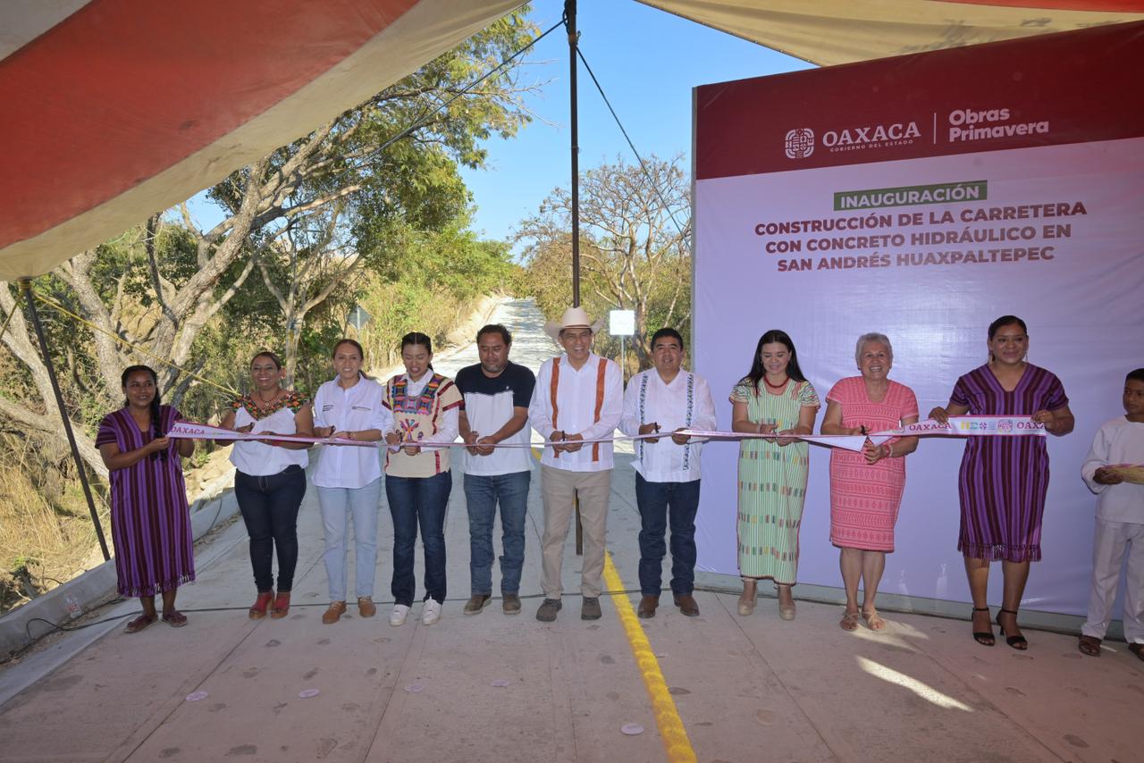 Inaugura Gobernador Salomón Jara caminos con concreto hidráulico en San Miguel Tlacamama y San Andrés Huaxpaltepec