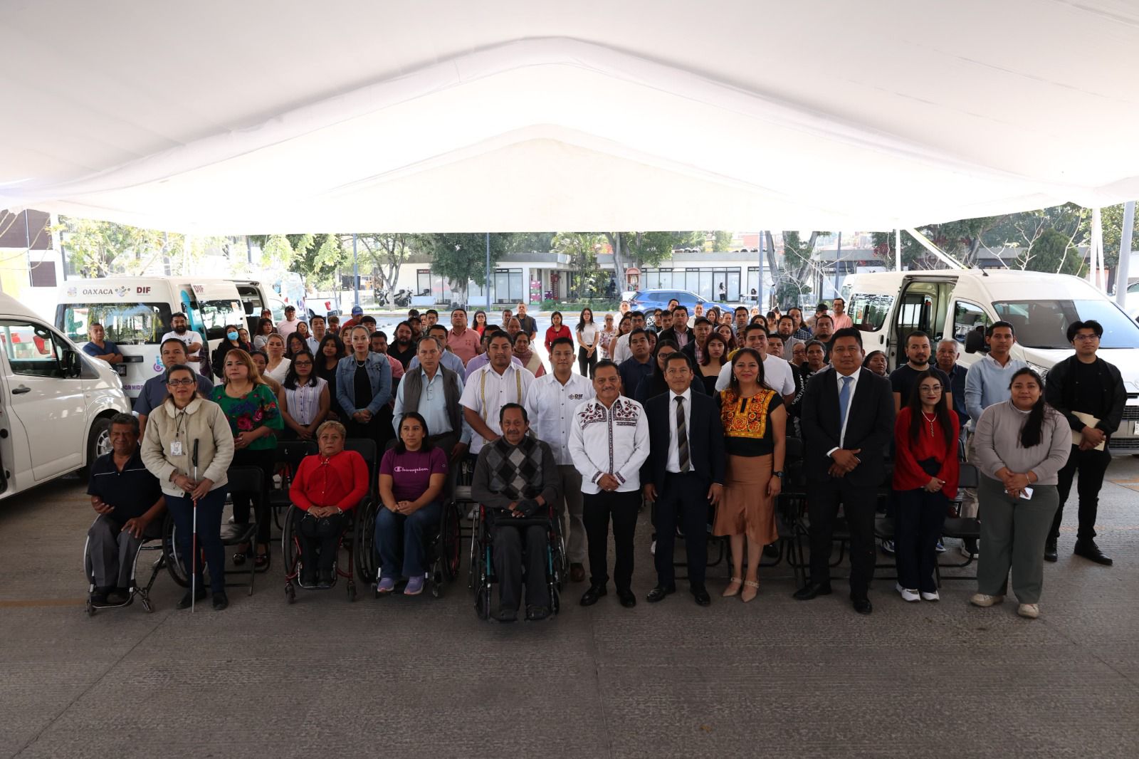 Recibe DIF Oaxaca cuatro unidades adaptadas para trasladar a personas con discapacidad