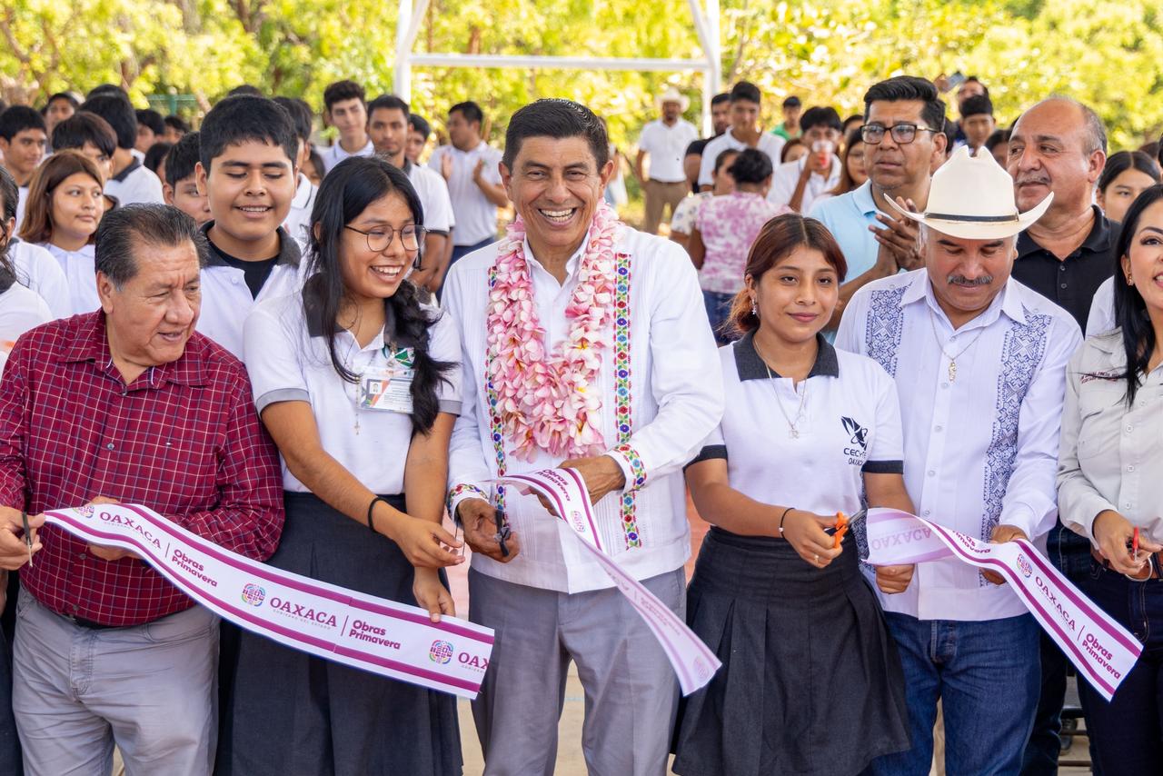 Con obras de infraestructura educativa, mejora Gobierno del Bienestar aprendizaje de las adolescencias en Santa María Tonameca
