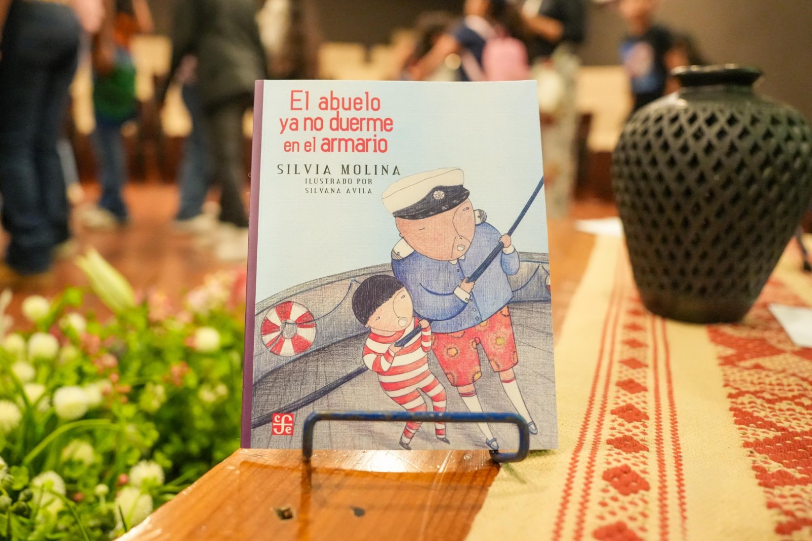 Comparte Salomón Jara lectura con estudiantes de Valles Centrales