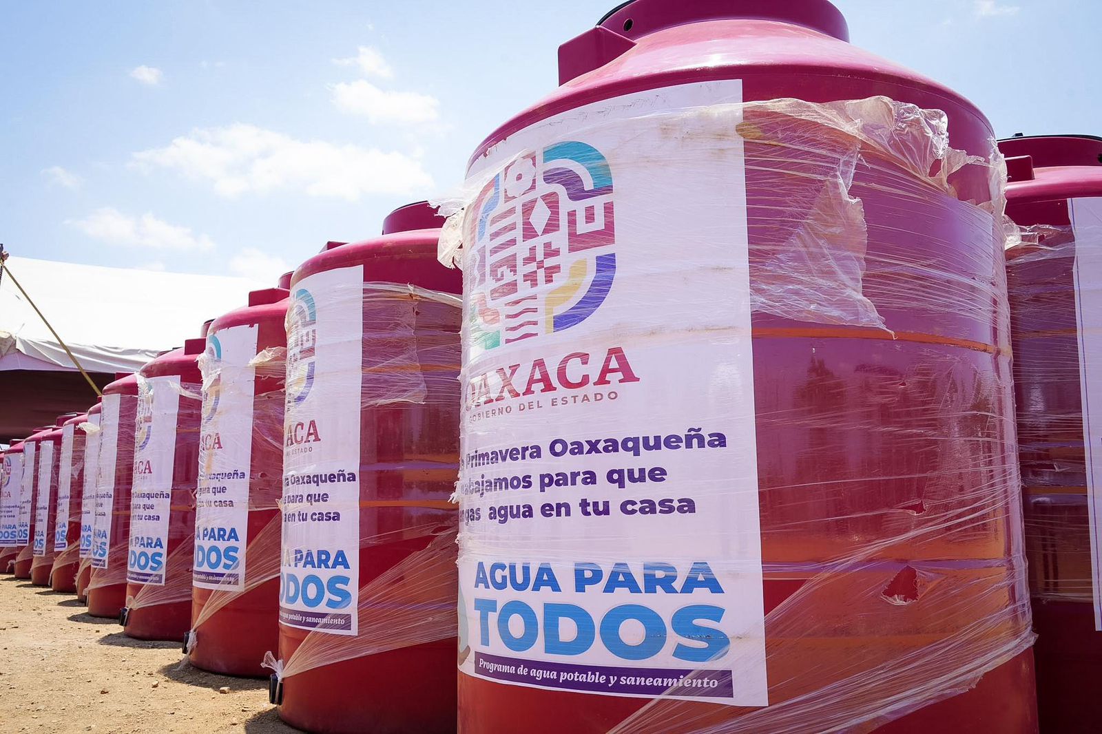 Con la entrega de 800 tinacos, atiende Gobierno del Estado problemática de abasto de agua en el Istmo de Tehuantepec