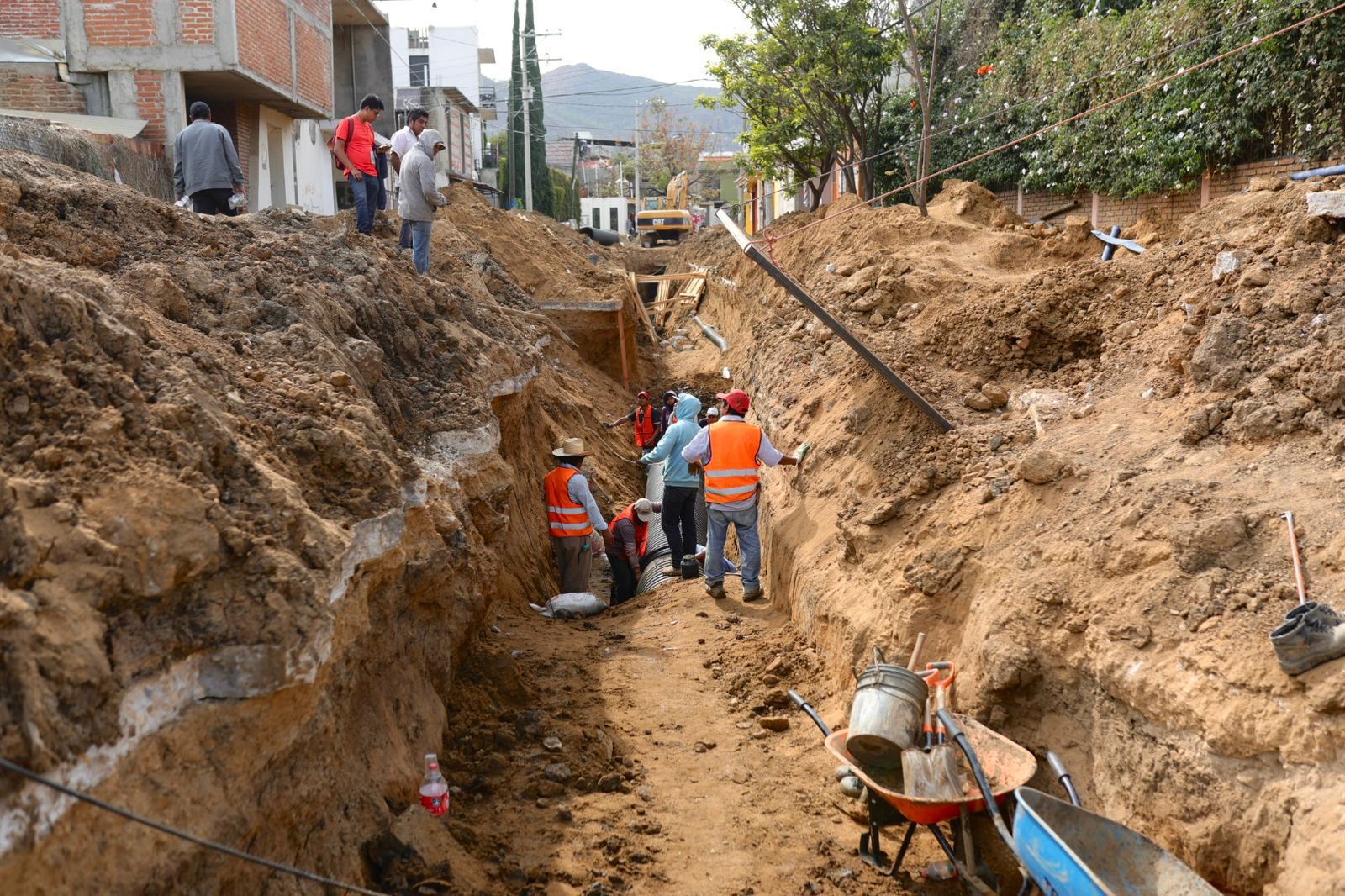 Trabaja Gobierno de Oaxaca en drenaje sanitario de San Martín Mexicapam