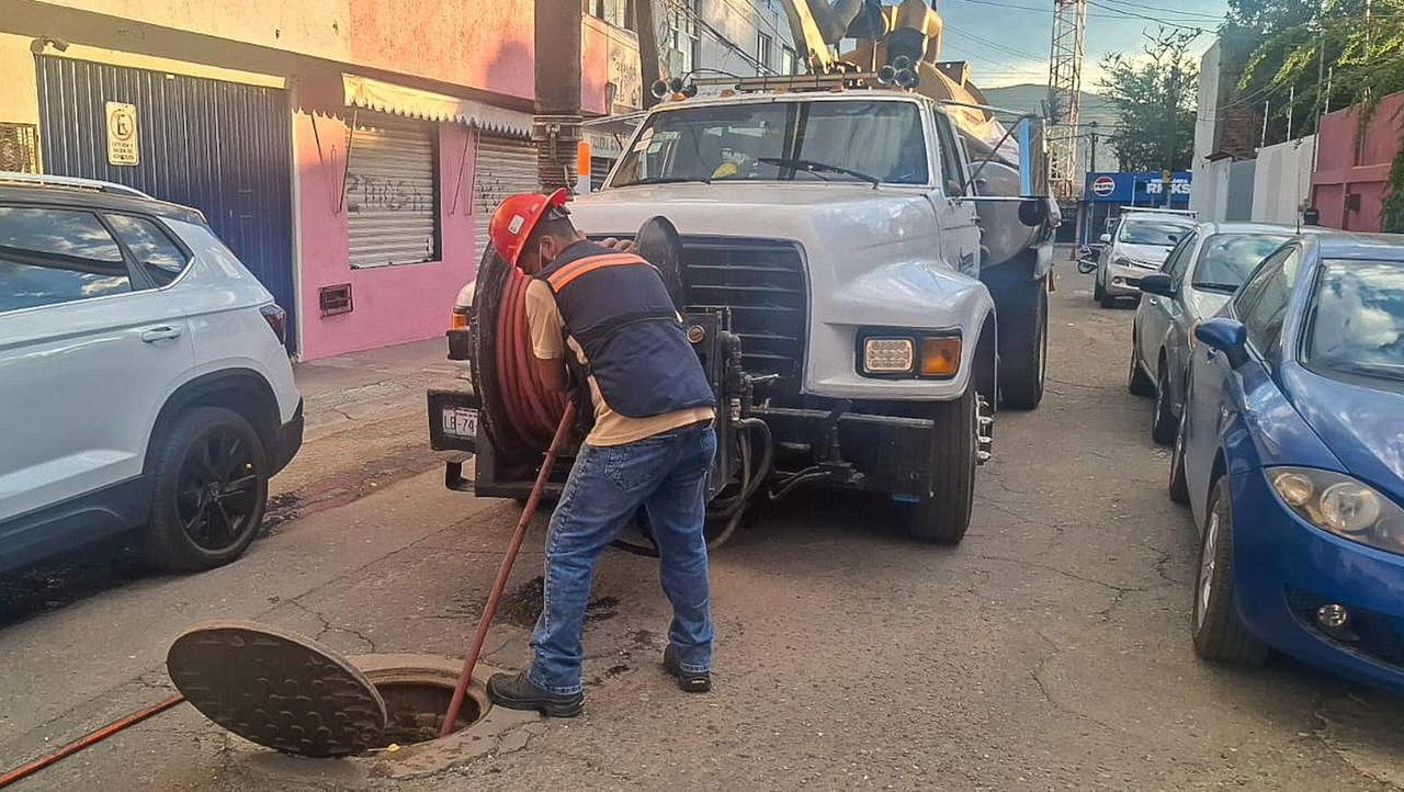 Despliegan Ceabien y Soapa operativo de desazolve en Oaxaca de Juárez