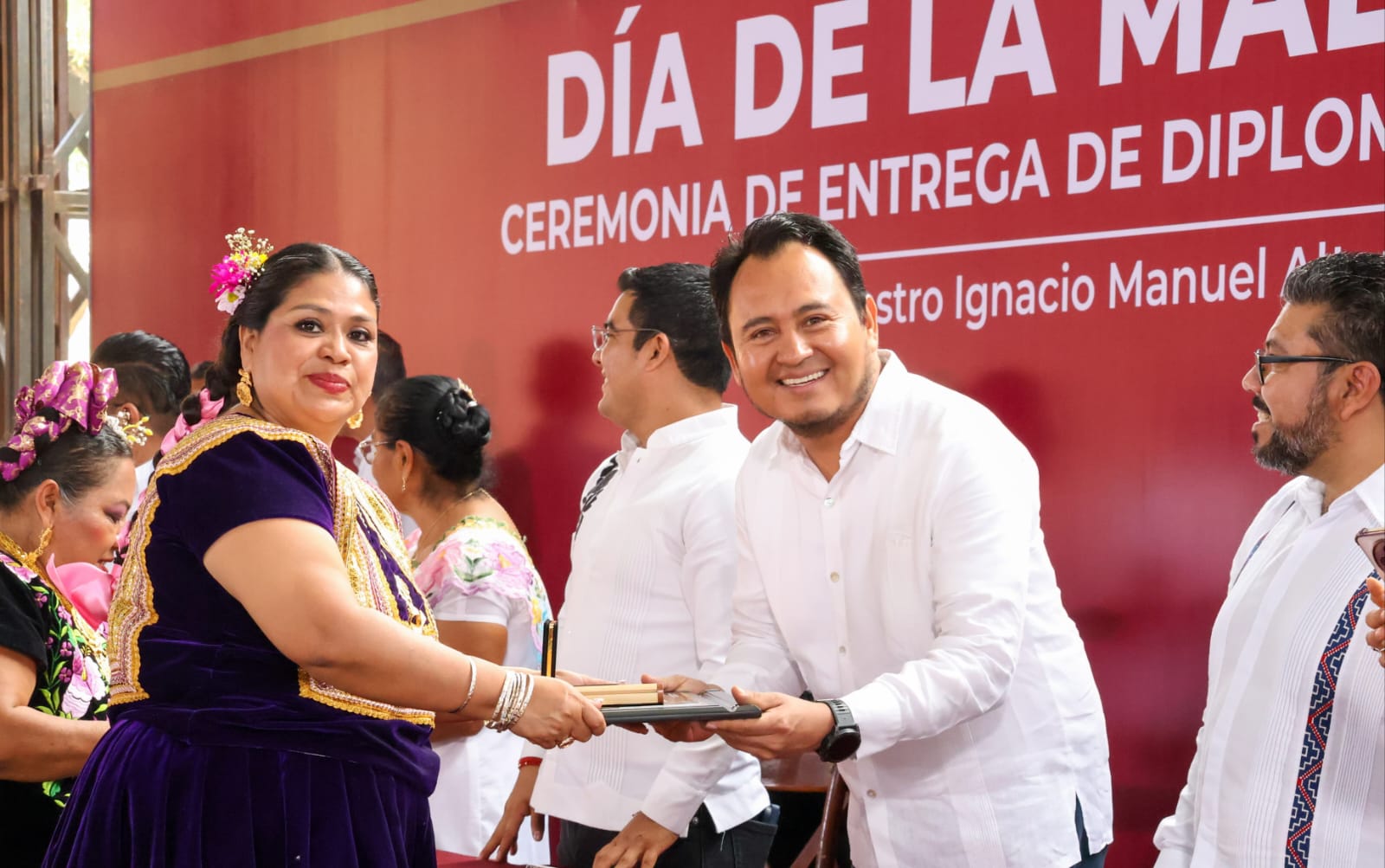 Entrega IEEPO medallas a docentes por 30 y 40 años de labor educativa