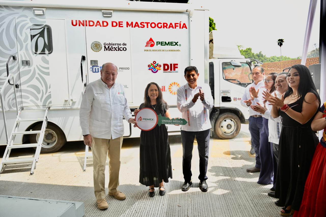 DIF Estatal recibe unidad médica móvil de mastografía