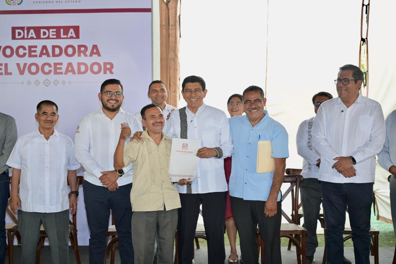 Entrega Salomón Jara Cruz beneficios a personas voceadoras de Oaxaca