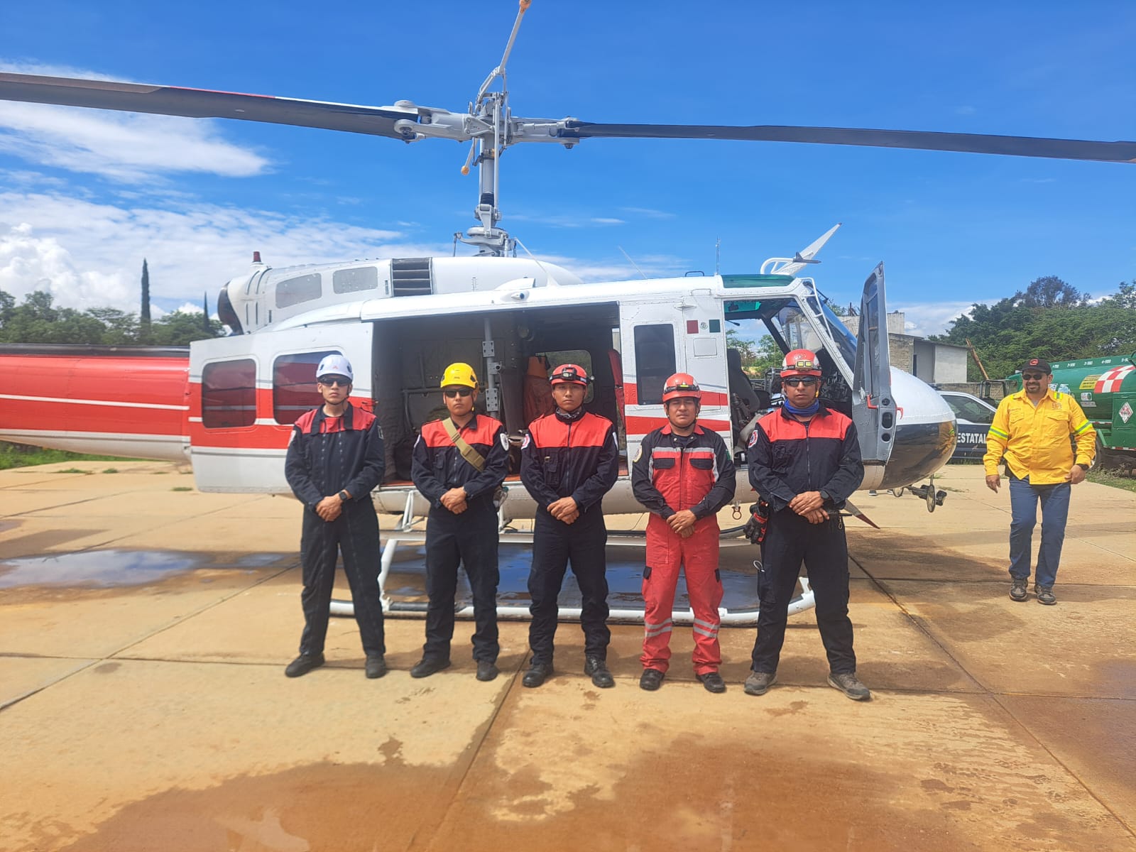 Mediante operativo aéreo, Bomberos de Oaxaca buscan a persona desaparecida en San Luis Amatlán