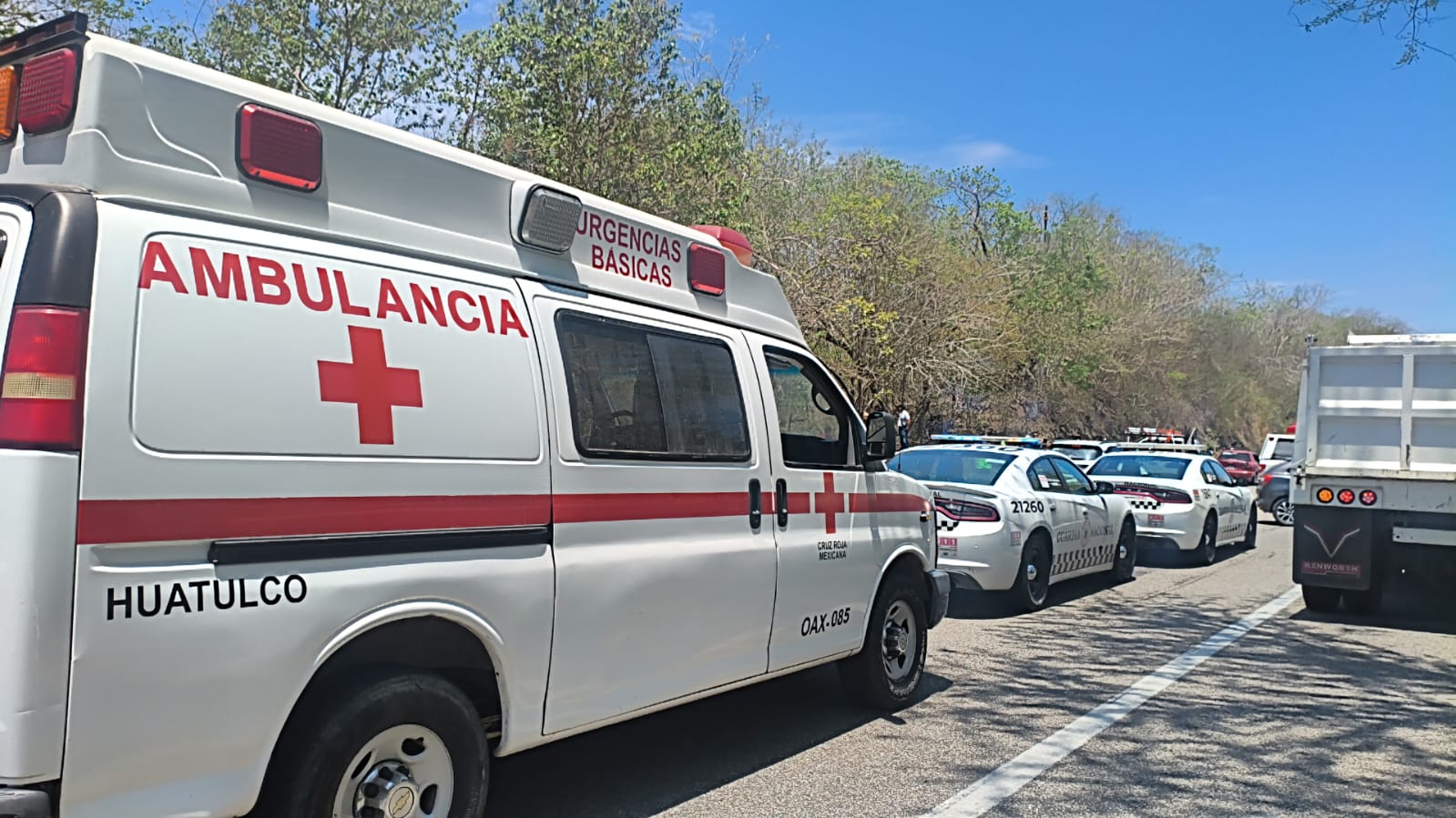 Auxilia Gobierno del Estado accidente automovilístico sobre la carretera federal 200 en Santa María Huatulco