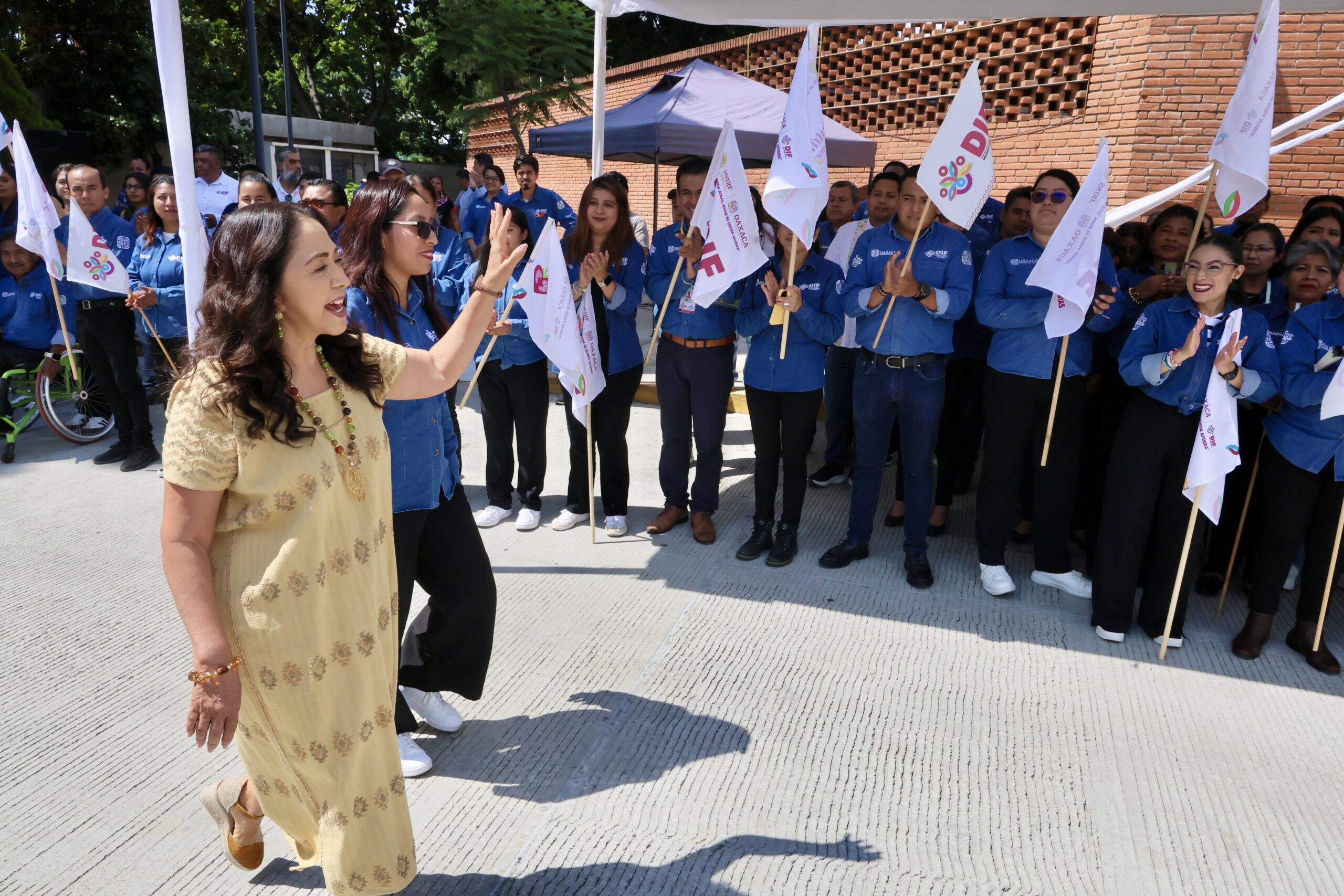 Da Irma Bolaños banderazo de salida a unidades que distribuirán Programas Alimentarios 2026 en Oaxaca