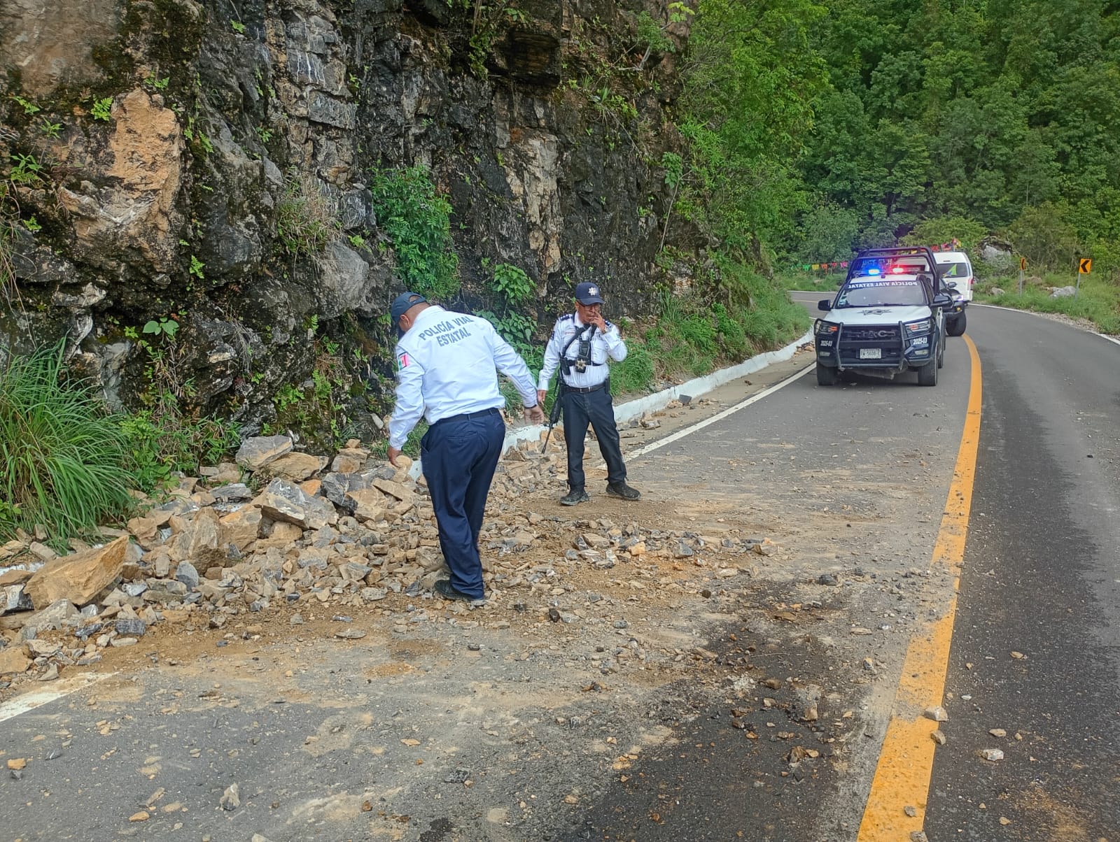 Atiende Consejo Estatal de Protección Civil afectaciones en redes carreteras de Putla Villa de Guerrero