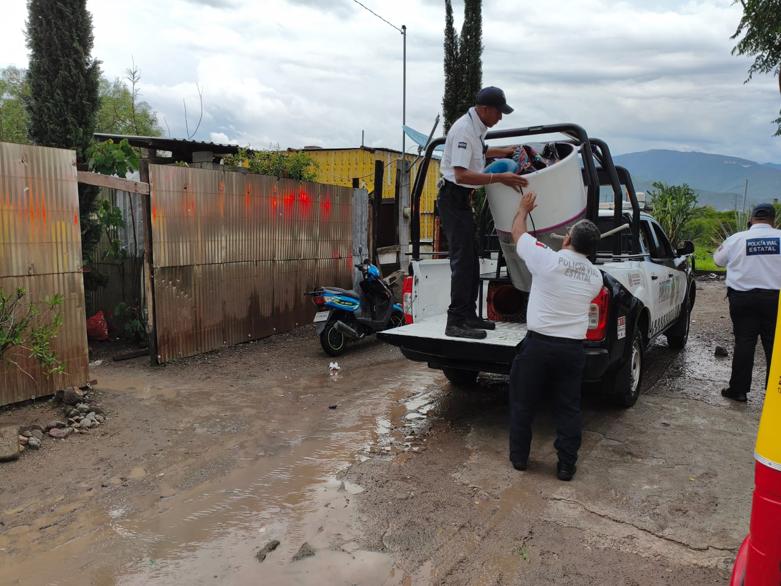 Auxilia Gobierno del Estado a familias de Tlacolula tras las lluvias registradas esta tarde
