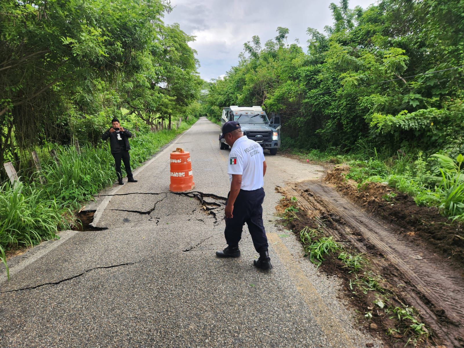 Atienden afectaciones por lluvias en la carretera Río Grande–Santa Catarina Juquila